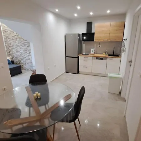 New,premium,1-bedroom App Fjaka,quiet Strict Center,free Parking,tech-ready,near 马卡尔斯卡