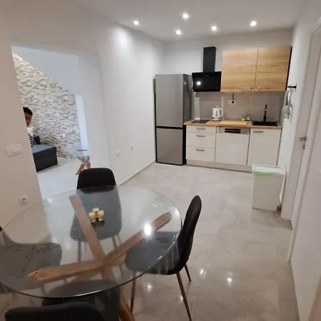 New,premium,1-bedroom App Fjaka,quiet Strict Center,free Parking,tech-ready,near Διαμέρισμα